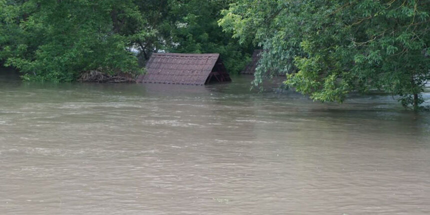 У Могилеві-Подільському змило три метри берега і затопило городи