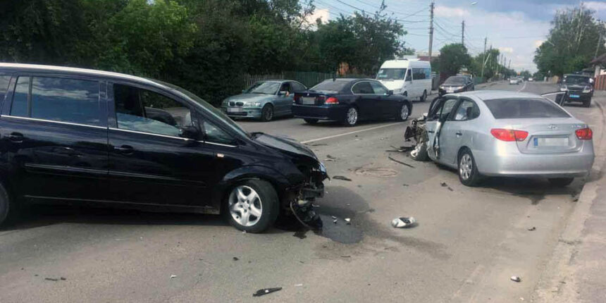У Вінниці водій Opel в’їхав у Hyundai - постраждалий водій у нейрохірургії