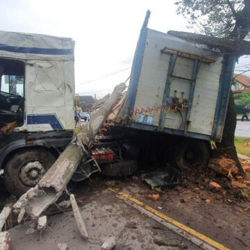 У Вінниці вантажівка зіткнулась із легковим авто, а потім збила опору