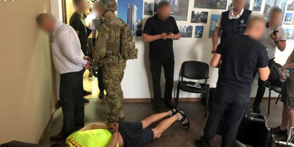 На Вінниччині вимагали у мільйон гривень у підприємця, прикриваючись "зв’язками" в Офісі Президента