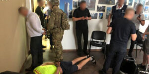 На Вінниччині вимагали у мільйон гривень у підприємця, прикриваючись "зв’язками" в Офісі Президента
