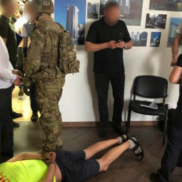 На Вінниччині вимагали у мільйон гривень у підприємця, прикриваючись "зв’язками" в Офісі Президента