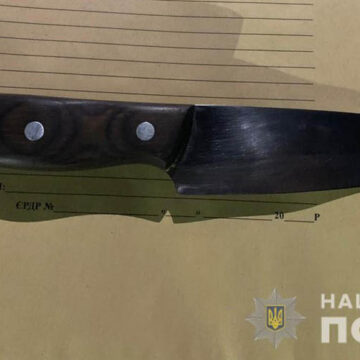 Поліція затримала чоловіка, який через неприязні стосунки наніс ножове поранення односельцю