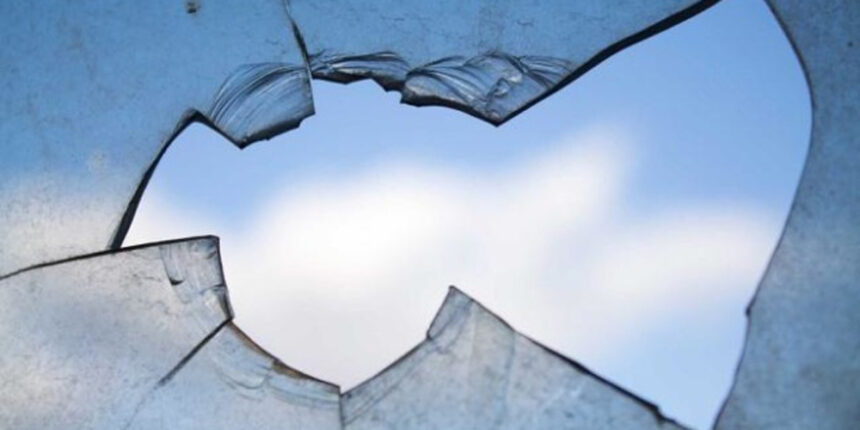 У Козятині п'яні хулігани побили людям вікна, потрощили забор і виклали фото в мережі