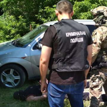 В Могилеві-Подільському чоловік намагався придбати два пістолети