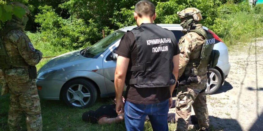 В Могилеві-Подільському чоловік намагався придбати два пістолети