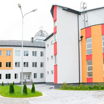 У нову школу Вінниці, що в мікрорайоні Поділля, вже привезли меблі