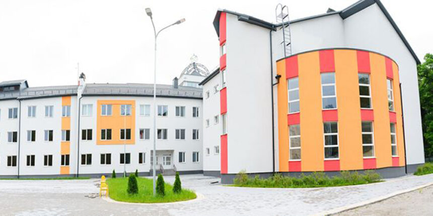 У нову школу Вінниці, що в мікрорайоні Поділля, вже привезли меблі