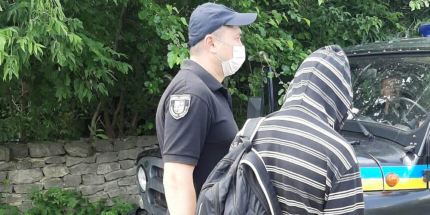 Поліцейські затримали підозрюваного у вчиненні розбійного нападу на мешканку Ямпільщини