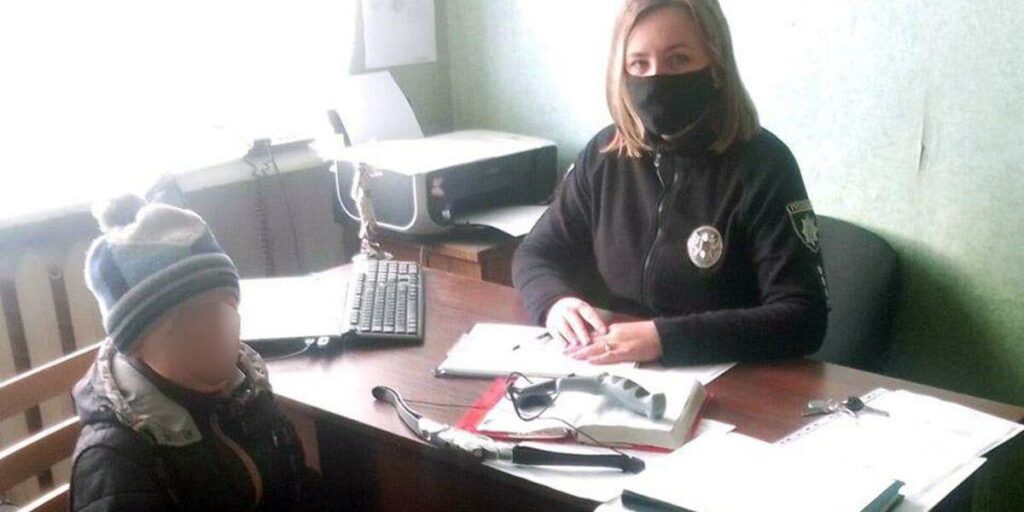 Поліцейські повернули батькам 9-річного хлопчика, який з села вирушив пішки до Гайсина