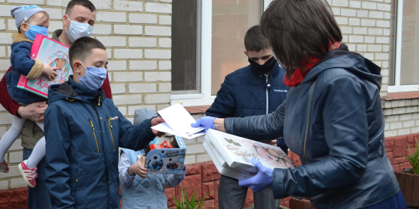 У Вінниці діти-сироти та діти, що позбавлені батьківського піклування, отримали подарунки