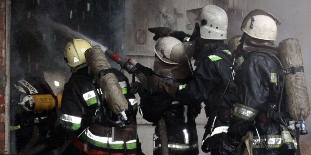Під час ліквідації пожежі у багатоповерхівці у Вінниці бійці ДСНС врятували чоловіка