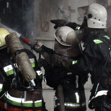 Під час ліквідації пожежі у багатоповерхівці у Вінниці бійці ДСНС врятували чоловіка