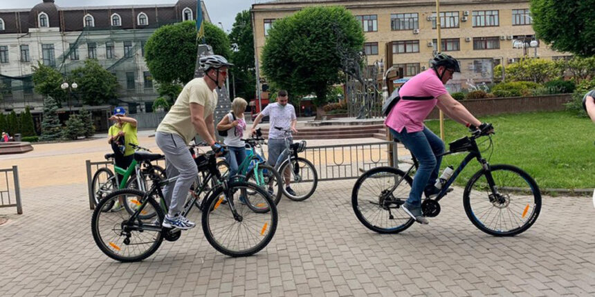 Очільник Вінниччини розповів журналістам чому не поспішають з запуском електричок та показав зразкову ОТГ і все це на... велосепедах