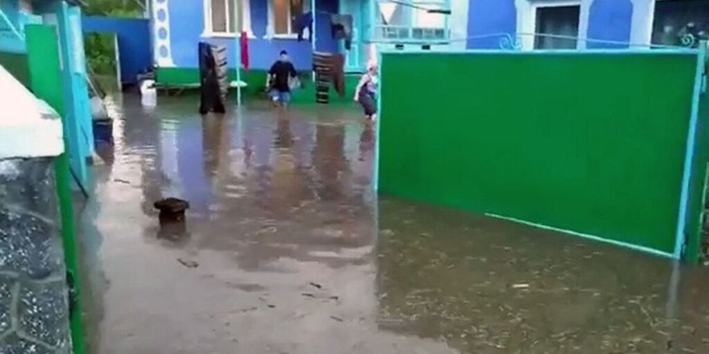 Озера замість городів, в хатах по коліна води – потужна злива затопила село Клембівку у Ямпільському районі