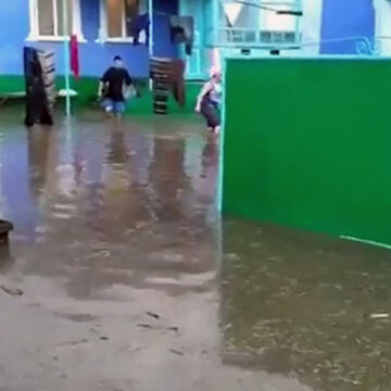 Озера замість городів, в хатах по коліна води – потужна злива затопила село Клембівку у Ямпільському районі
