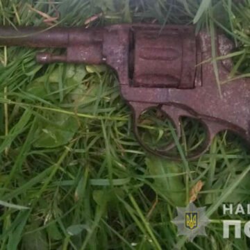У Липовецькому районі чоловік погрожував співмешканці пістолетом