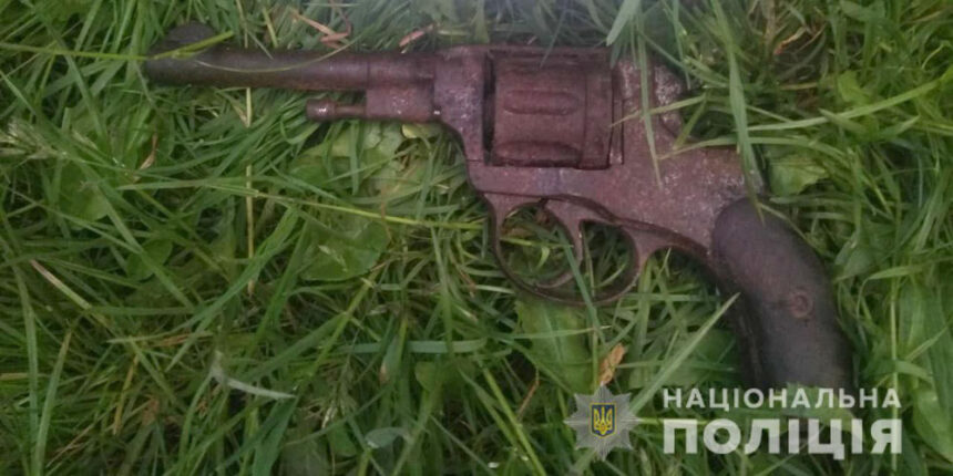 У Липовецькому районі чоловік погрожував співмешканці пістолетом