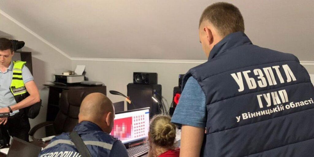 Вінницьке подружжя, яке підозрюють у виготовленні дитячого порно, тримають в ізоляторі
