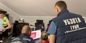 Вінницьке подружжя, яке підозрюють у виготовленні дитячого порно, тримають в ізоляторі