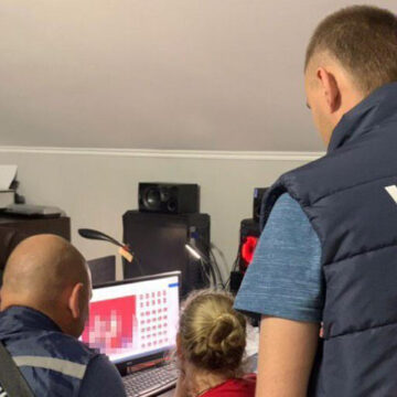 Вінницьке подружжя, яке підозрюють у виготовленні дитячого порно, тримають в ізоляторі