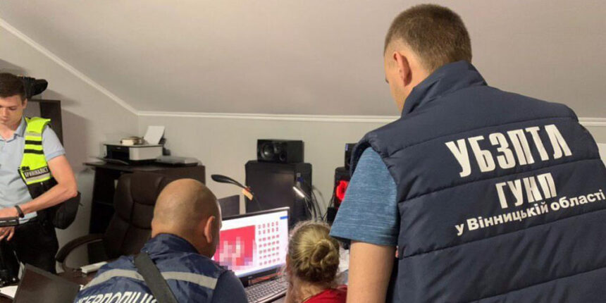 Вінницьке подружжя, яке підозрюють у виготовленні дитячого порно, тримають в ізоляторі