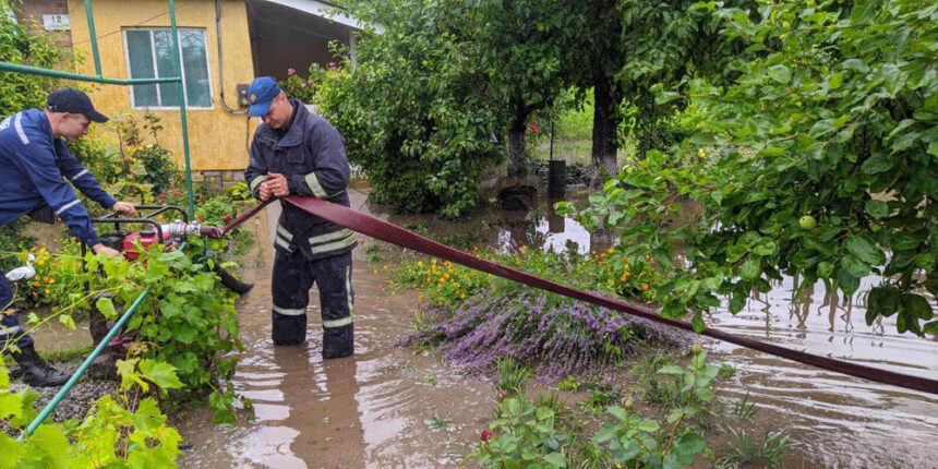 Жмеринський район: рятувальники відкачали воду на території затоплених домогосподарств