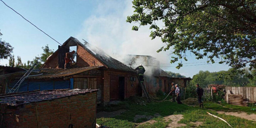 У Липовецькому районі рятувальники ліквідували пожежу в господарчій споруді