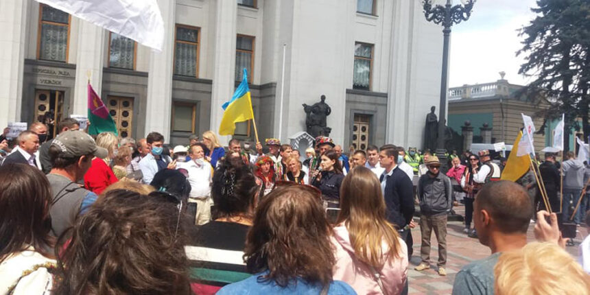 Вінничани мітингували під стінами Верховної Ради проти укрупнення районів