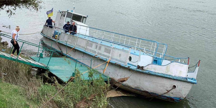 У Могилеві-Подільському в Дністер з пришвартованого катеру витекло дизпаливо