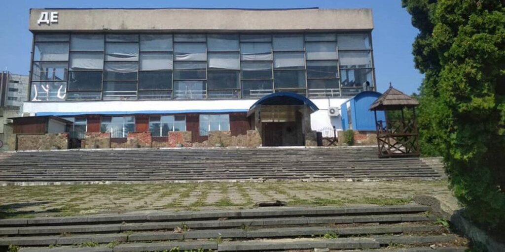 У Вінниці громадяни змусили орендаря кінотеатру “Росія” витратитись на прибирання території