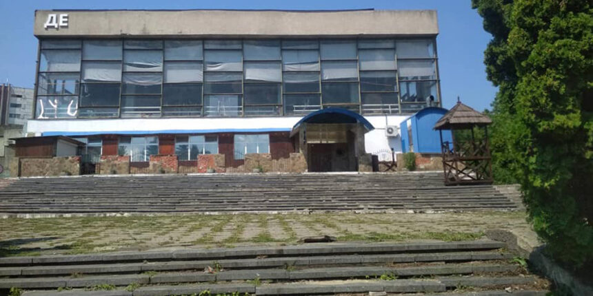 У Вінниці громадяни змусили орендаря кінотеатру “Росія” витратитись на прибирання території