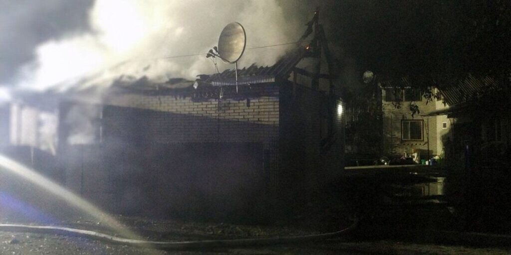 У Гайсині вночі згорів гараж із домашніми речами мешканців