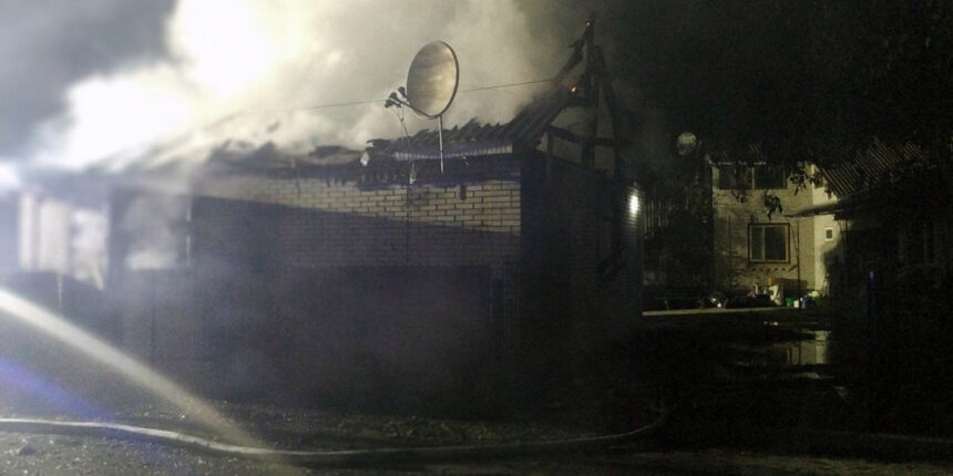 У Гайсині вночі згорів гараж із домашніми речами мешканців