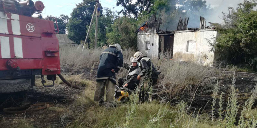 У Вінницькій області горіла трава, пожежа перекинулась на будівлі