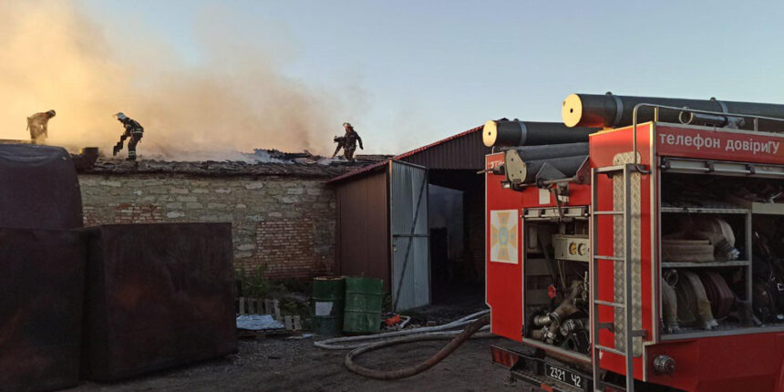 У Вінницькому районі горів ангар із деревним вугіллям