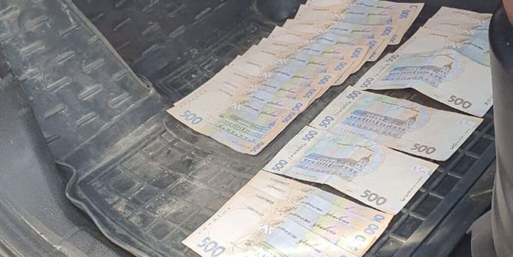У Вінниці затримали працівника держустанови впіймали на хабарі в 10 тис грн