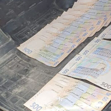 У Вінниці затримали працівника держустанови впіймали на хабарі в 10 тис грн