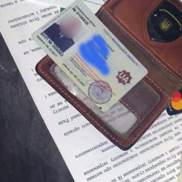 Вінницького поліцейського підозрюють в отриманні 5,5 тис. доларів неправомірної вигоди