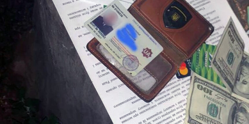 Вінницького поліцейського підозрюють в отриманні 5,5 тис. доларів неправомірної вигоди