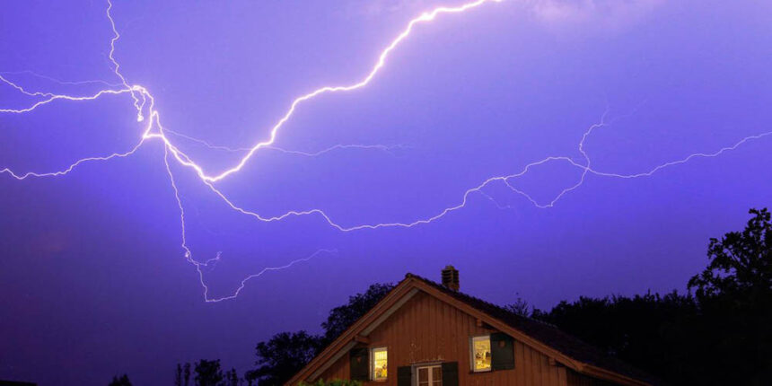 На Вінниччині блискавки підпалили дві будівлі за одну добу