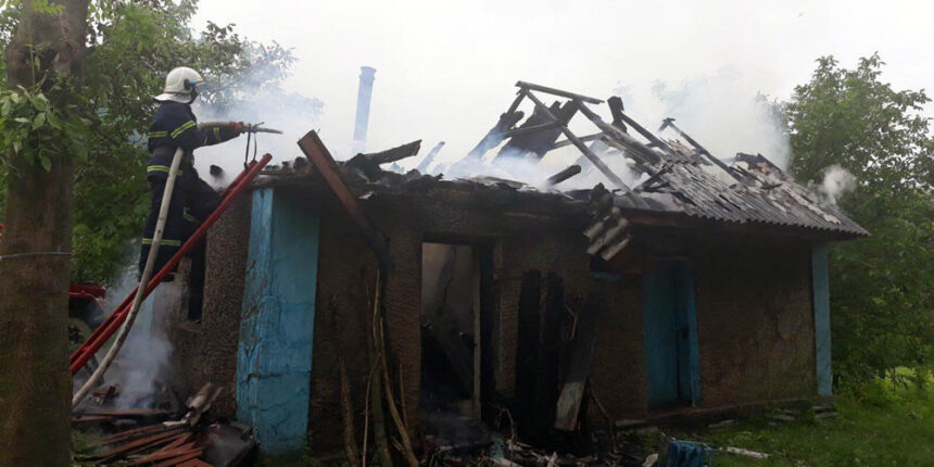 У Хмільницькому районі рятувальники ліквідували пожежу в господарчій споруді