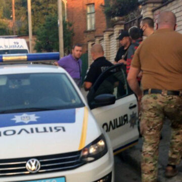 Вінницькі поліцейські охорони зупинили стрілянину і затримали агресивного стрільця