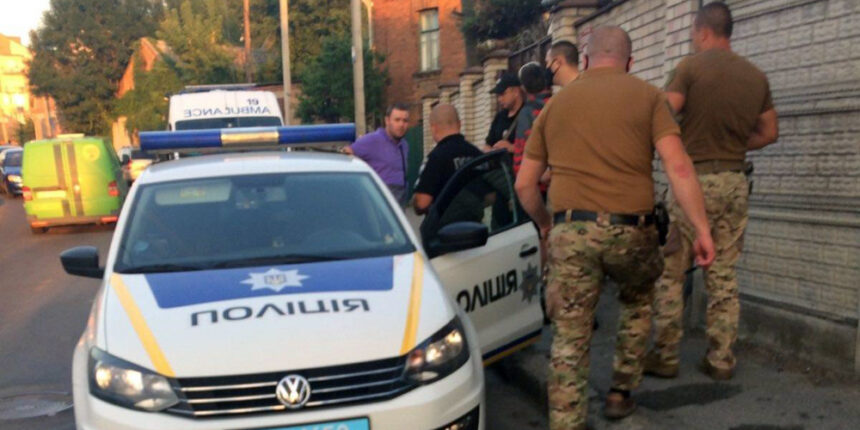 Вінницькі поліцейські охорони зупинили стрілянину і затримали агресивного стрільця