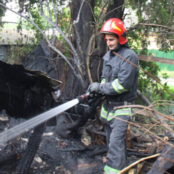 У Вінниця рятувальники ліквідували пожежу в приватному житловому секторі