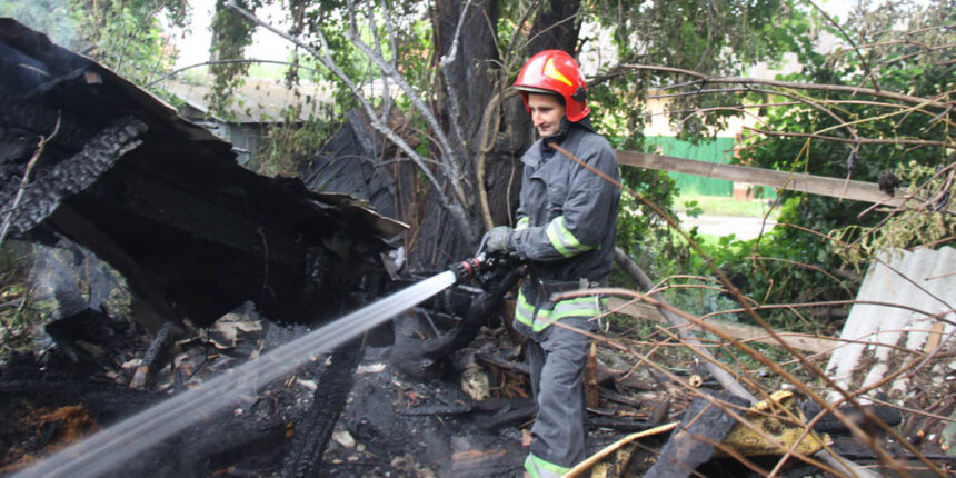 У Вінниця рятувальники ліквідували пожежу в приватному житловому секторі