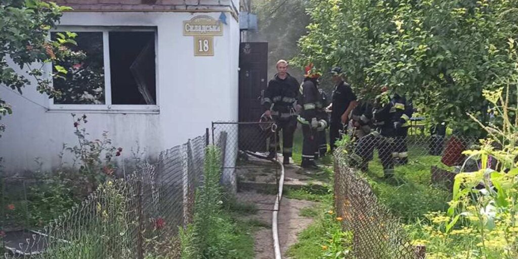У Вінниці рятувальники ліквідували пожежу в 4-квартирному будинку