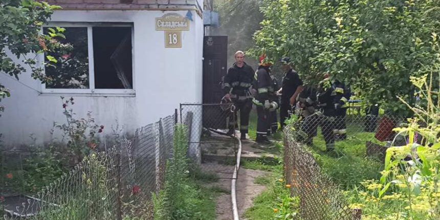 У Вінниці рятувальники ліквідували пожежу в 4-квартирному будинку