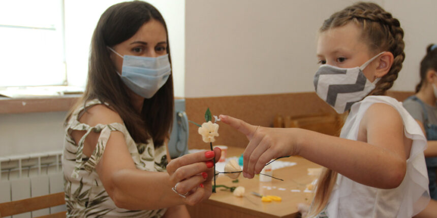 Як вінничан навчали давньому мистецтву виготовлення воскових квітів (ФОТО)