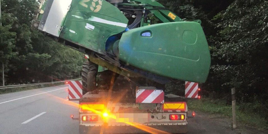 Вінницькі патрульні виявили порушення при перевезенні комбайнів